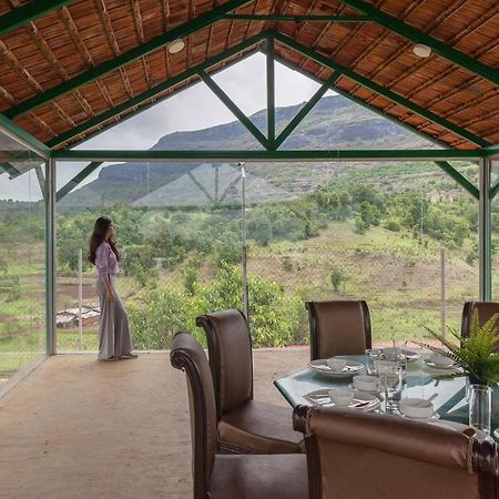 Stayvista'S Ficus Farms - Mountain-View Haven With Rustic Artsy Interiors, Outdoor Pool, Glasshouse, Home Theatre & Karaoke Delight イガットプリ エクステリア 写真