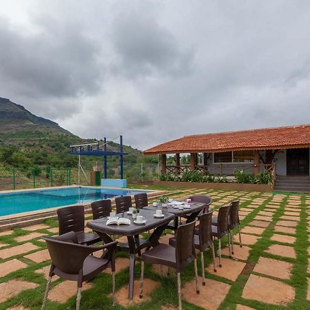 Stayvista'S Ficus Farms - Mountain-View Haven With Rustic Artsy Interiors, Outdoor Pool, Glasshouse, Home Theatre & Karaoke Delight イガットプリ エクステリア 写真