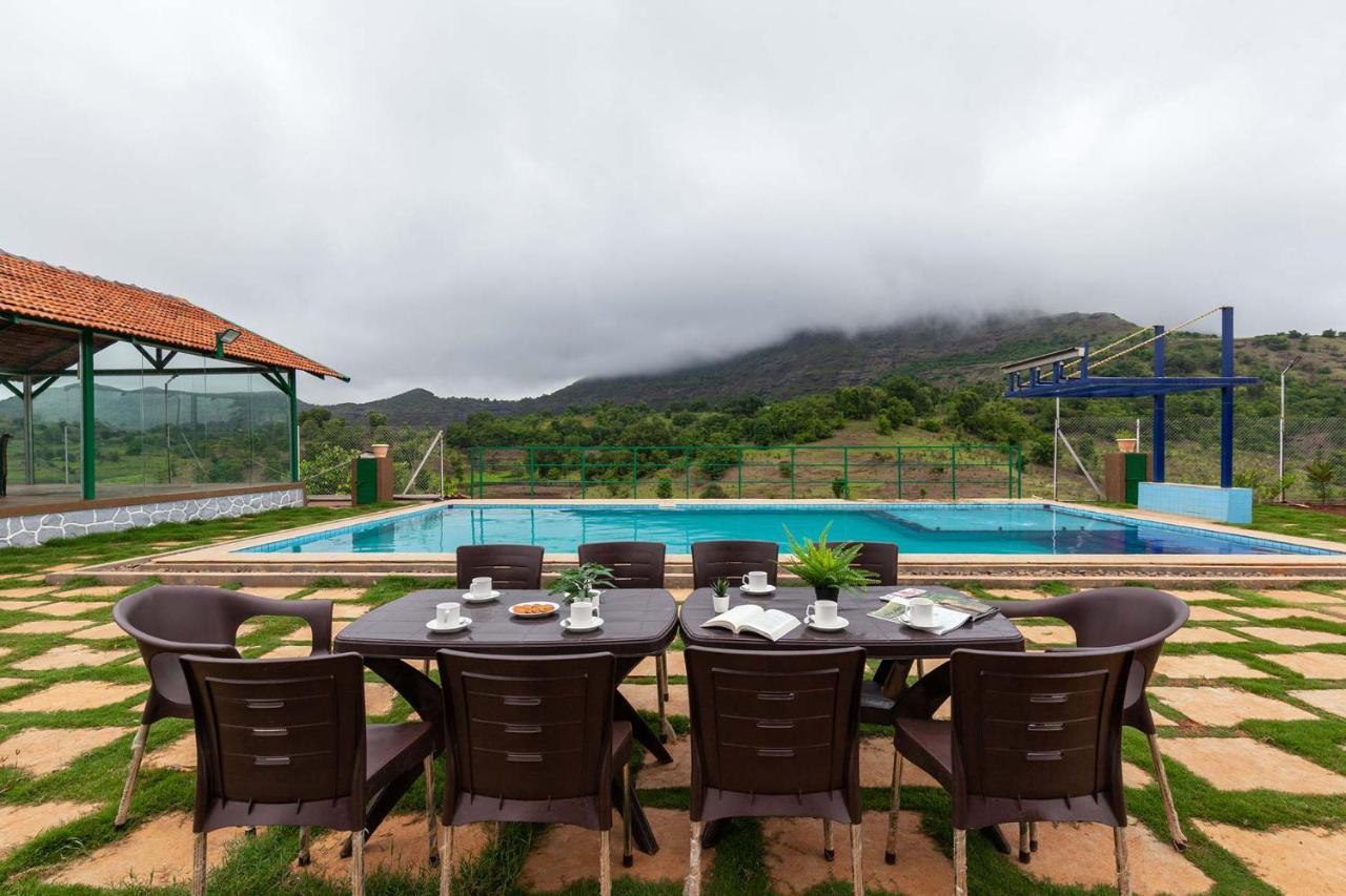 Stayvista'S Ficus Farms - Mountain-View Haven With Rustic Artsy Interiors, Outdoor Pool, Glasshouse, Home Theatre & Karaoke Delight イガットプリ エクステリア 写真