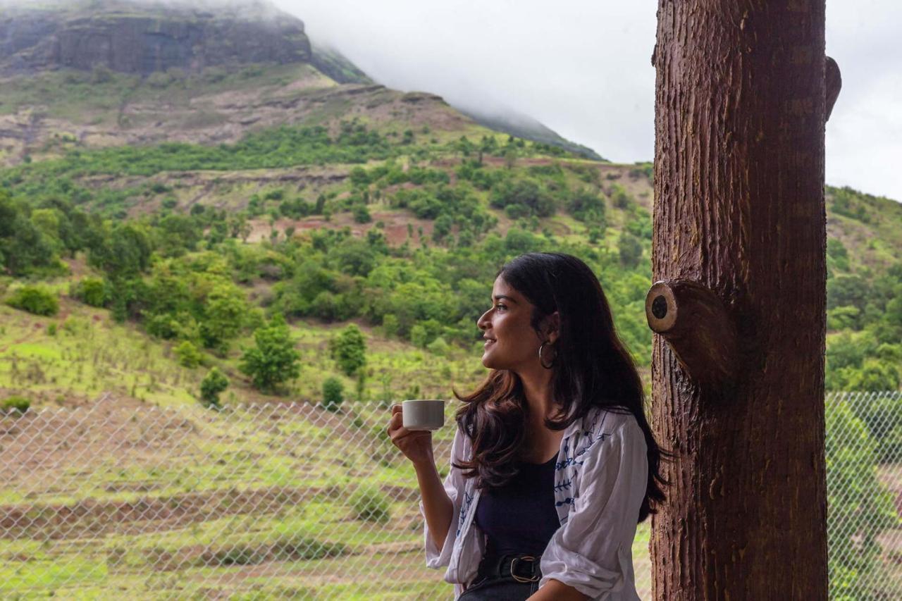 Stayvista'S Ficus Farms - Mountain-View Haven With Rustic Artsy Interiors, Outdoor Pool, Glasshouse, Home Theatre & Karaoke Delight イガットプリ エクステリア 写真