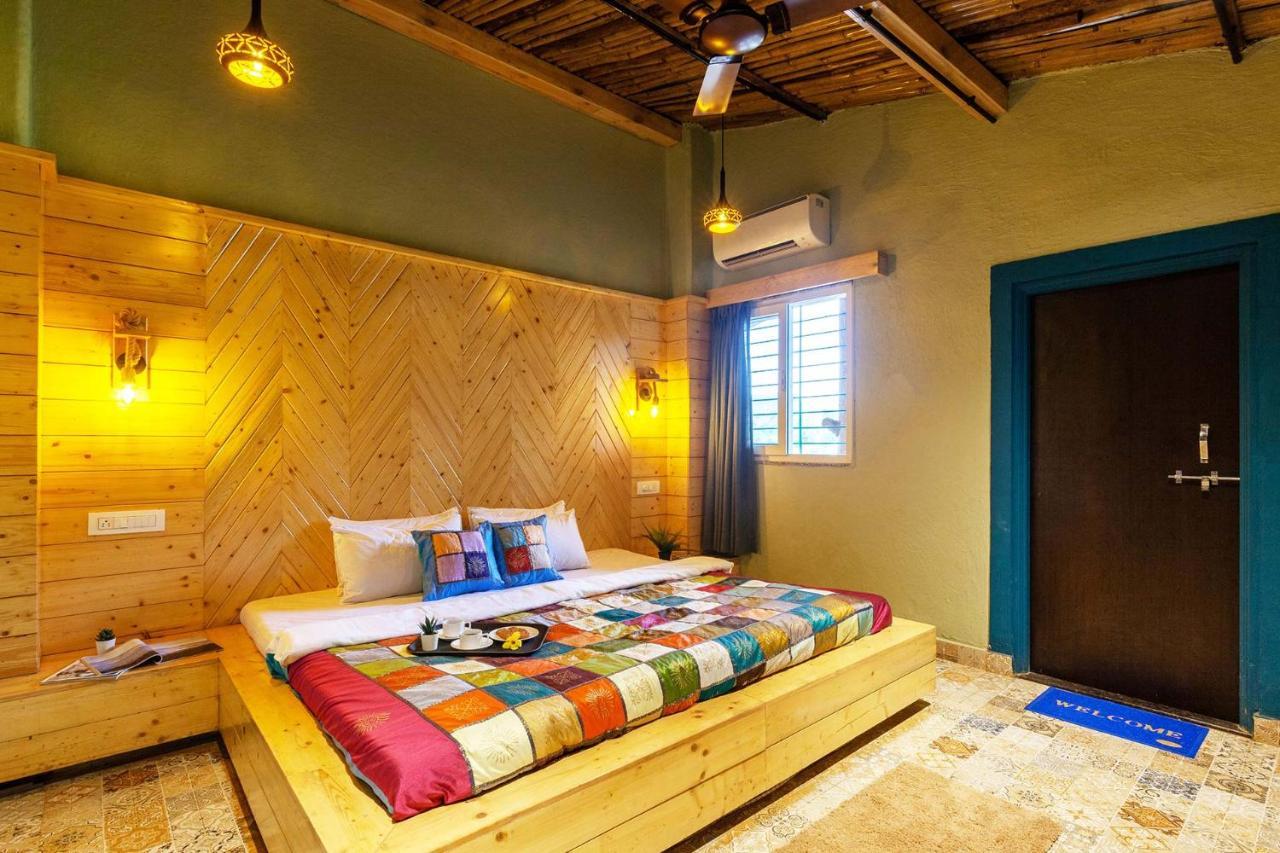 Stayvista'S Ficus Farms - Mountain-View Haven With Rustic Artsy Interiors, Outdoor Pool, Glasshouse, Home Theatre & Karaoke Delight イガットプリ エクステリア 写真