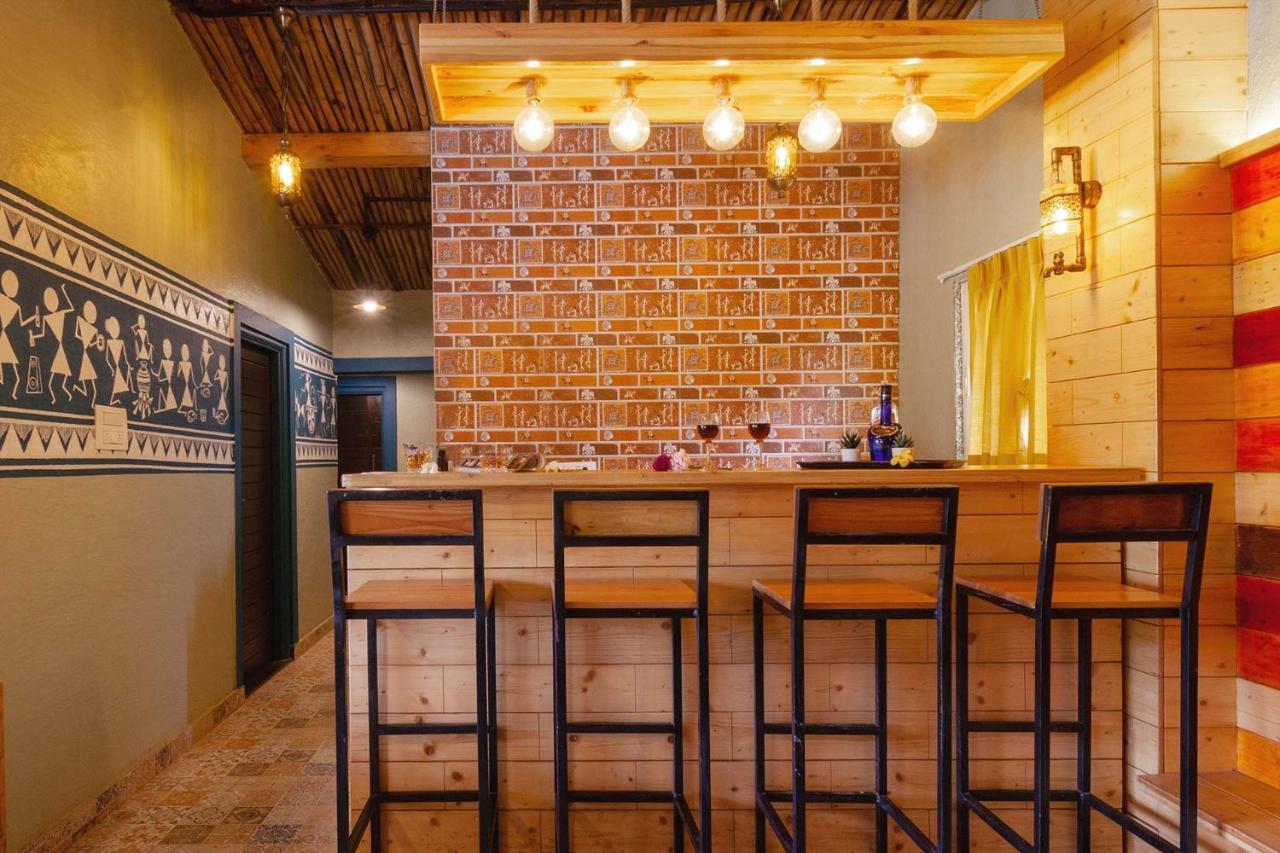 Stayvista'S Ficus Farms - Mountain-View Haven With Rustic Artsy Interiors, Outdoor Pool, Glasshouse, Home Theatre & Karaoke Delight イガットプリ エクステリア 写真