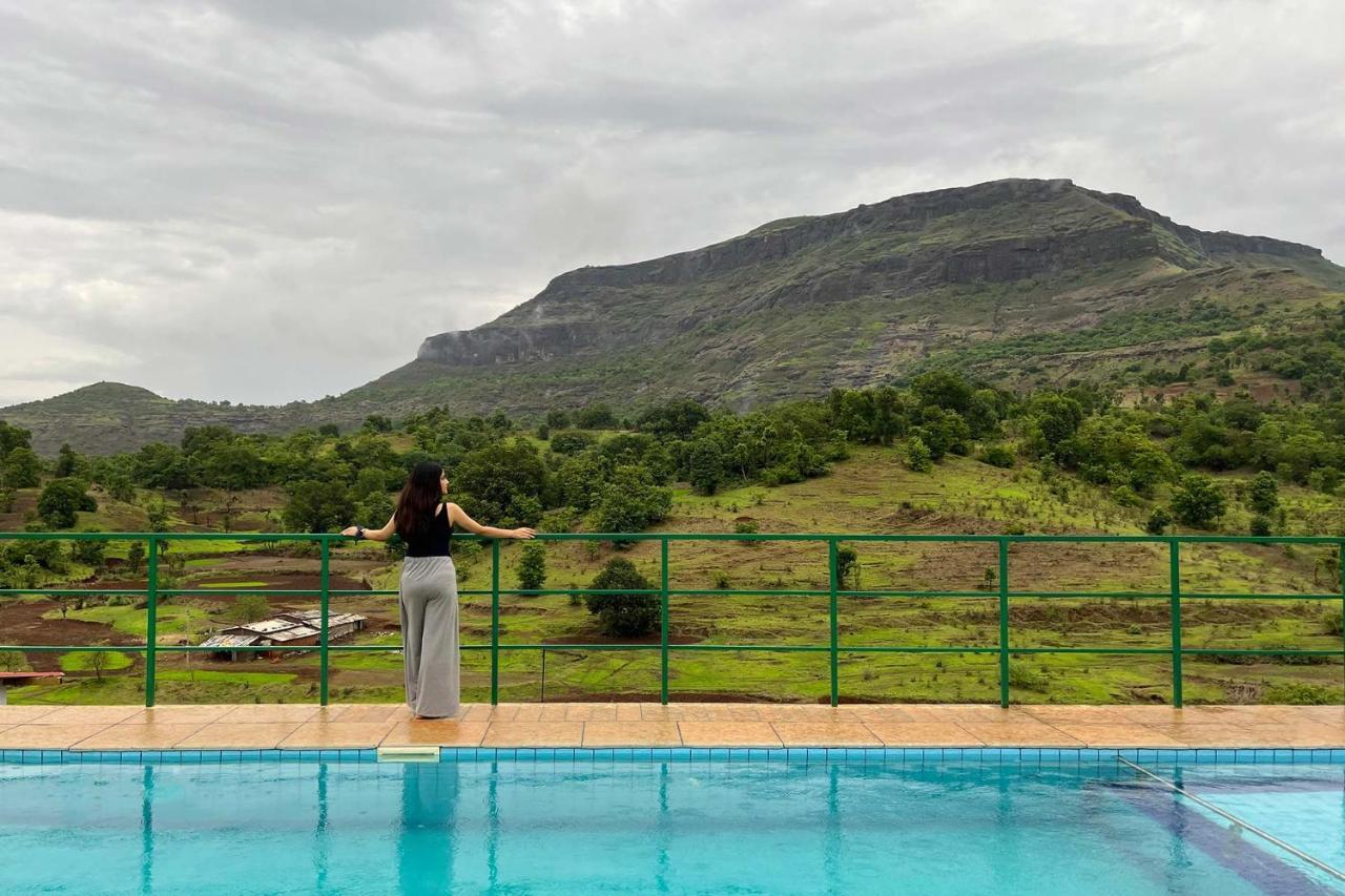 Stayvista'S Ficus Farms - Mountain-View Haven With Rustic Artsy Interiors, Outdoor Pool, Glasshouse, Home Theatre & Karaoke Delight イガットプリ エクステリア 写真