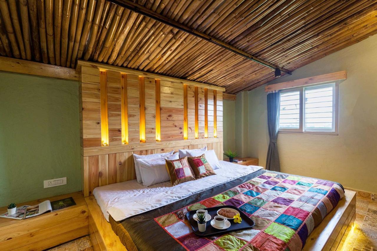 Stayvista'S Ficus Farms - Mountain-View Haven With Rustic Artsy Interiors, Outdoor Pool, Glasshouse, Home Theatre & Karaoke Delight イガットプリ エクステリア 写真