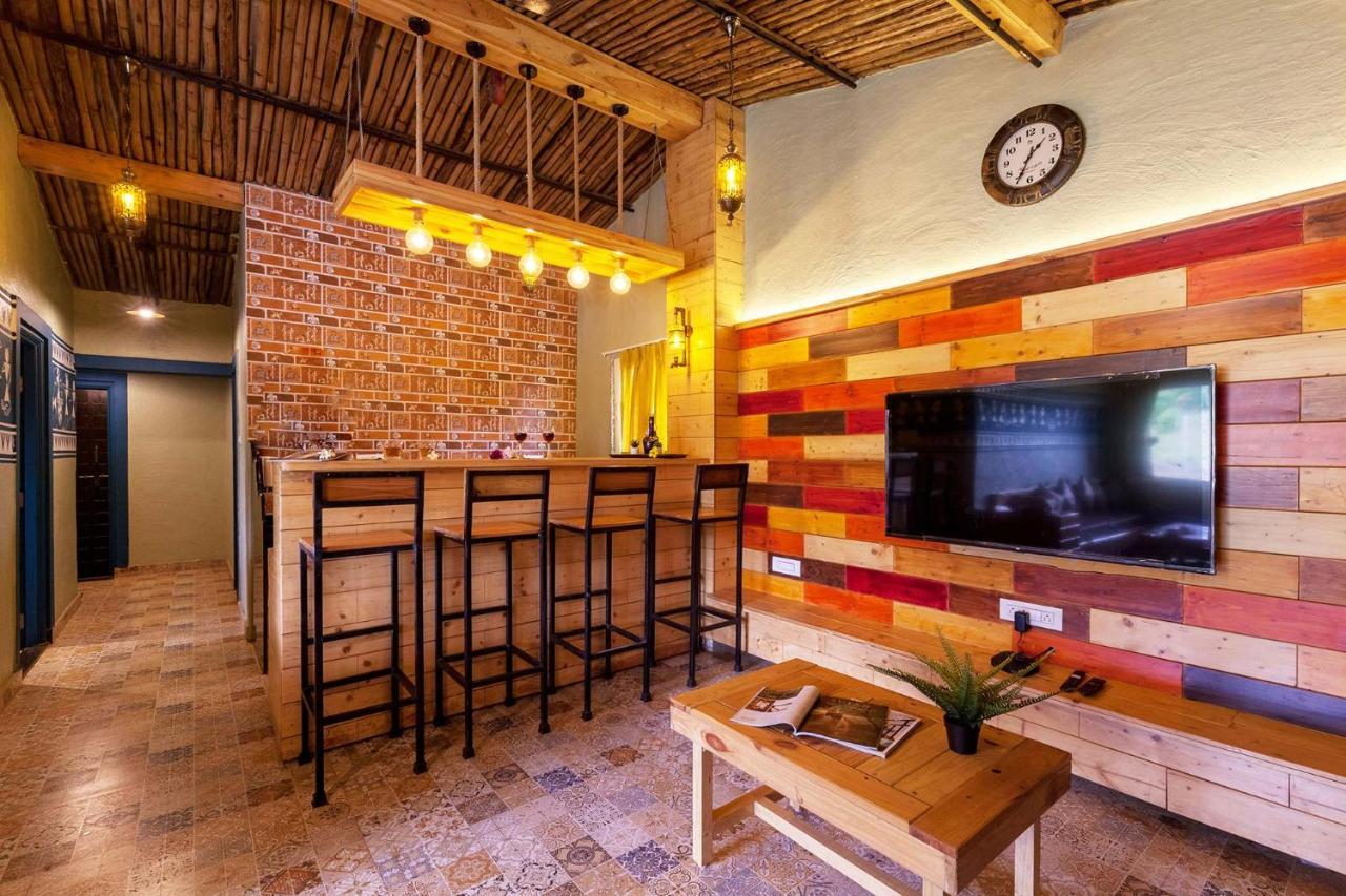 Stayvista'S Ficus Farms - Mountain-View Haven With Rustic Artsy Interiors, Outdoor Pool, Glasshouse, Home Theatre & Karaoke Delight イガットプリ エクステリア 写真
