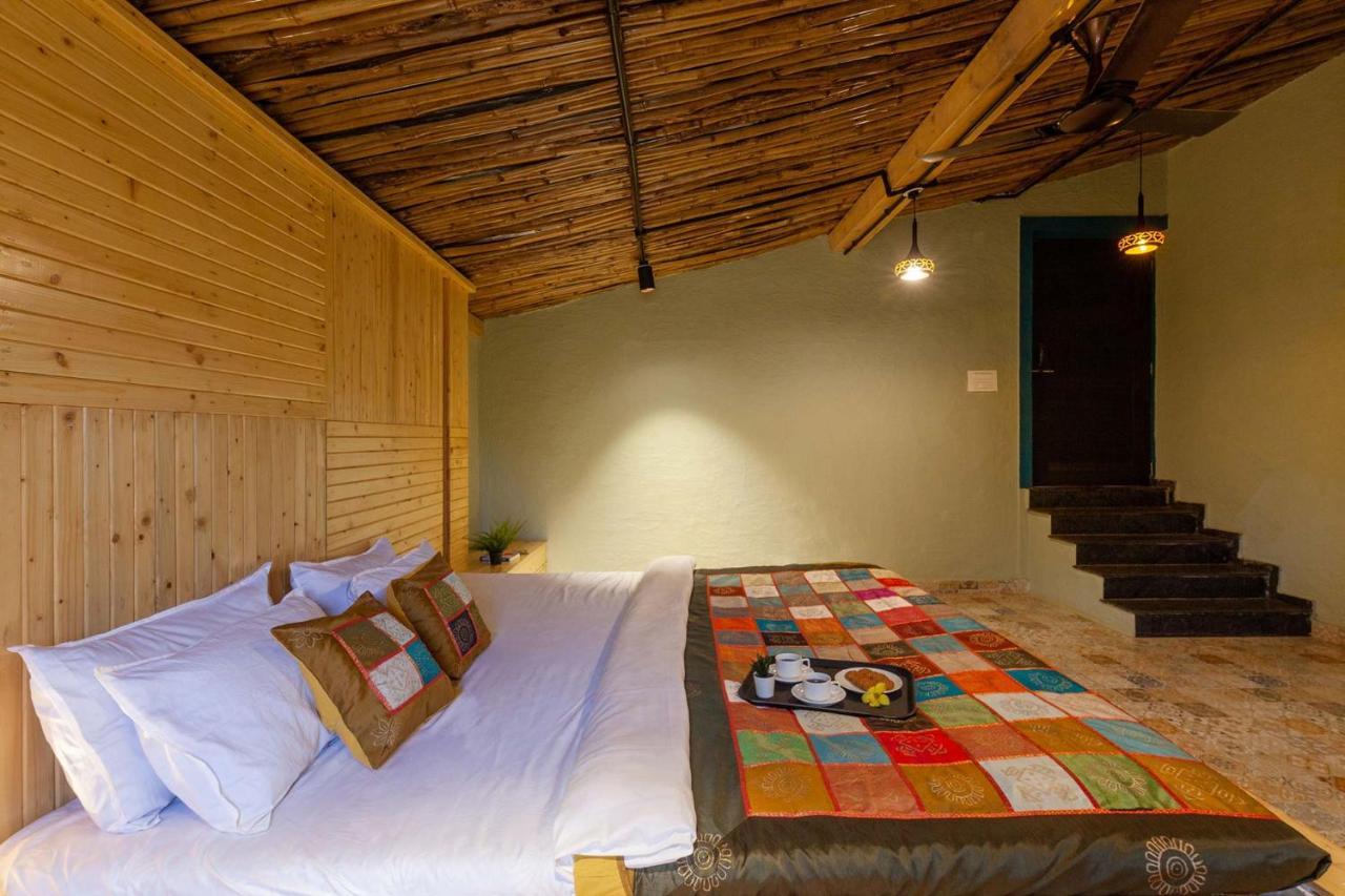 Stayvista'S Ficus Farms - Mountain-View Haven With Rustic Artsy Interiors, Outdoor Pool, Glasshouse, Home Theatre & Karaoke Delight イガットプリ エクステリア 写真