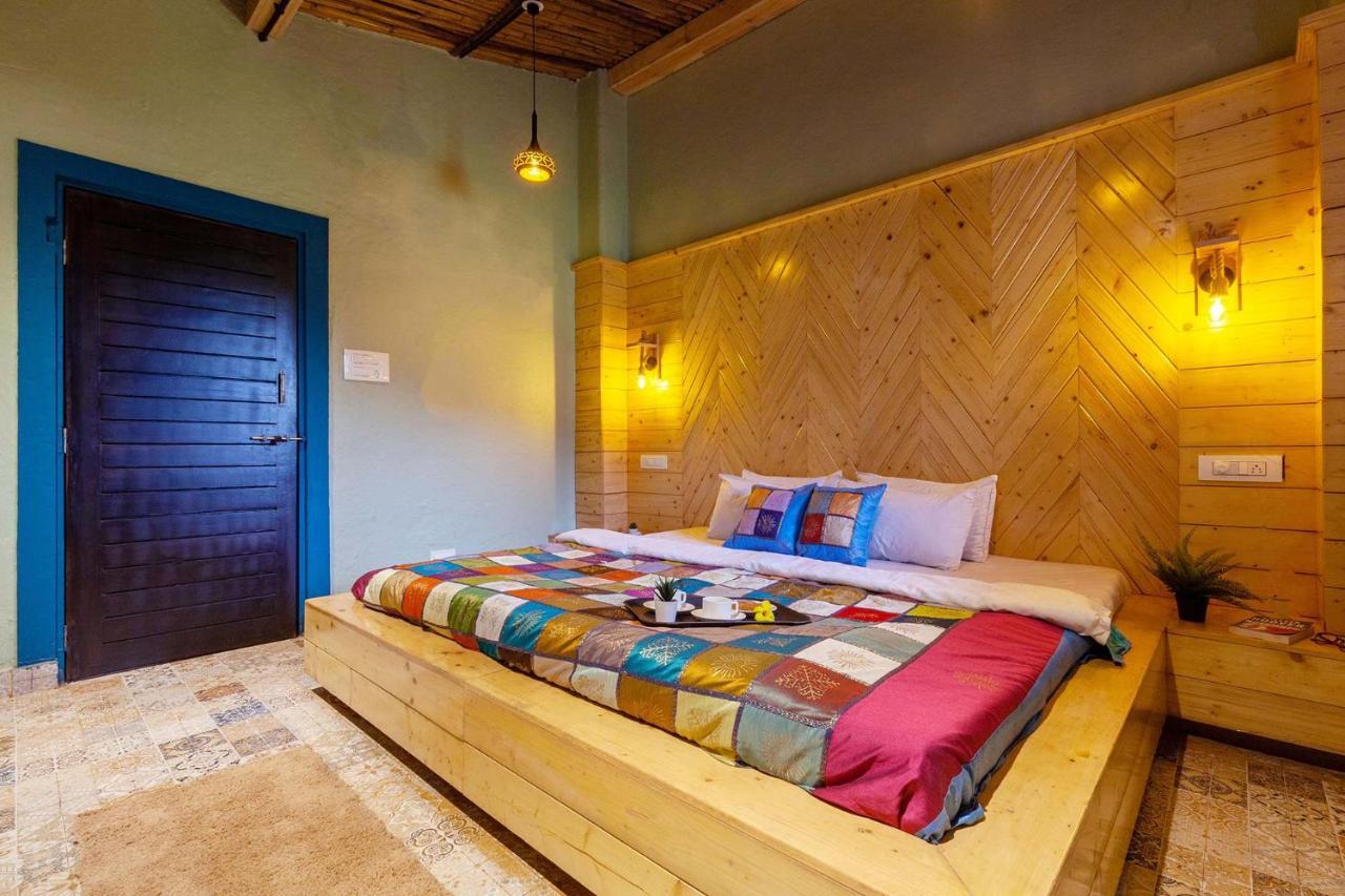 Stayvista'S Ficus Farms - Mountain-View Haven With Rustic Artsy Interiors, Outdoor Pool, Glasshouse, Home Theatre & Karaoke Delight イガットプリ エクステリア 写真