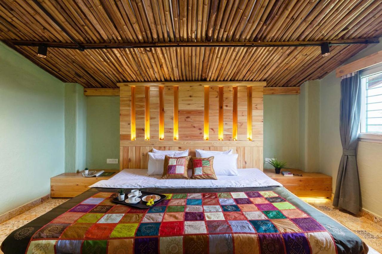 Stayvista'S Ficus Farms - Mountain-View Haven With Rustic Artsy Interiors, Outdoor Pool, Glasshouse, Home Theatre & Karaoke Delight イガットプリ エクステリア 写真