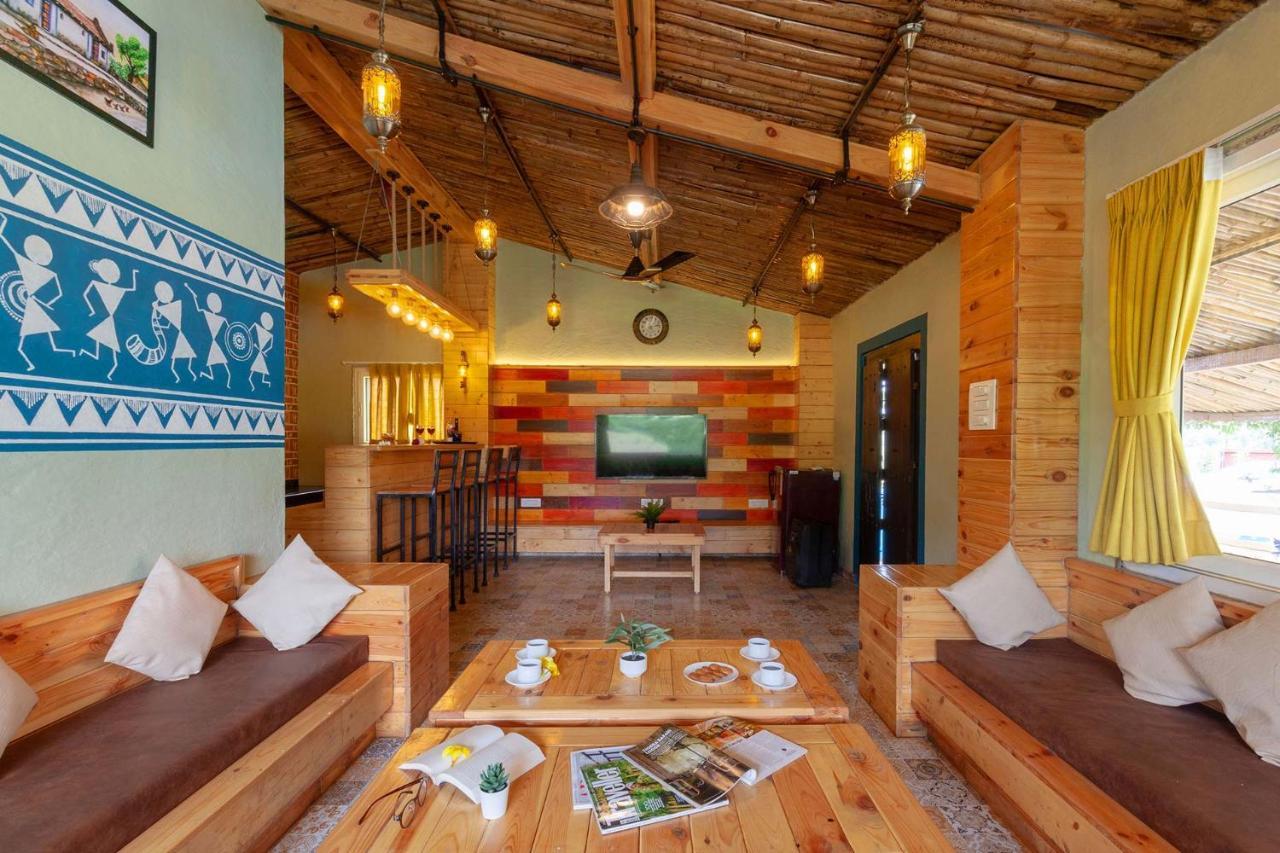 Stayvista'S Ficus Farms - Mountain-View Haven With Rustic Artsy Interiors, Outdoor Pool, Glasshouse, Home Theatre & Karaoke Delight イガットプリ エクステリア 写真