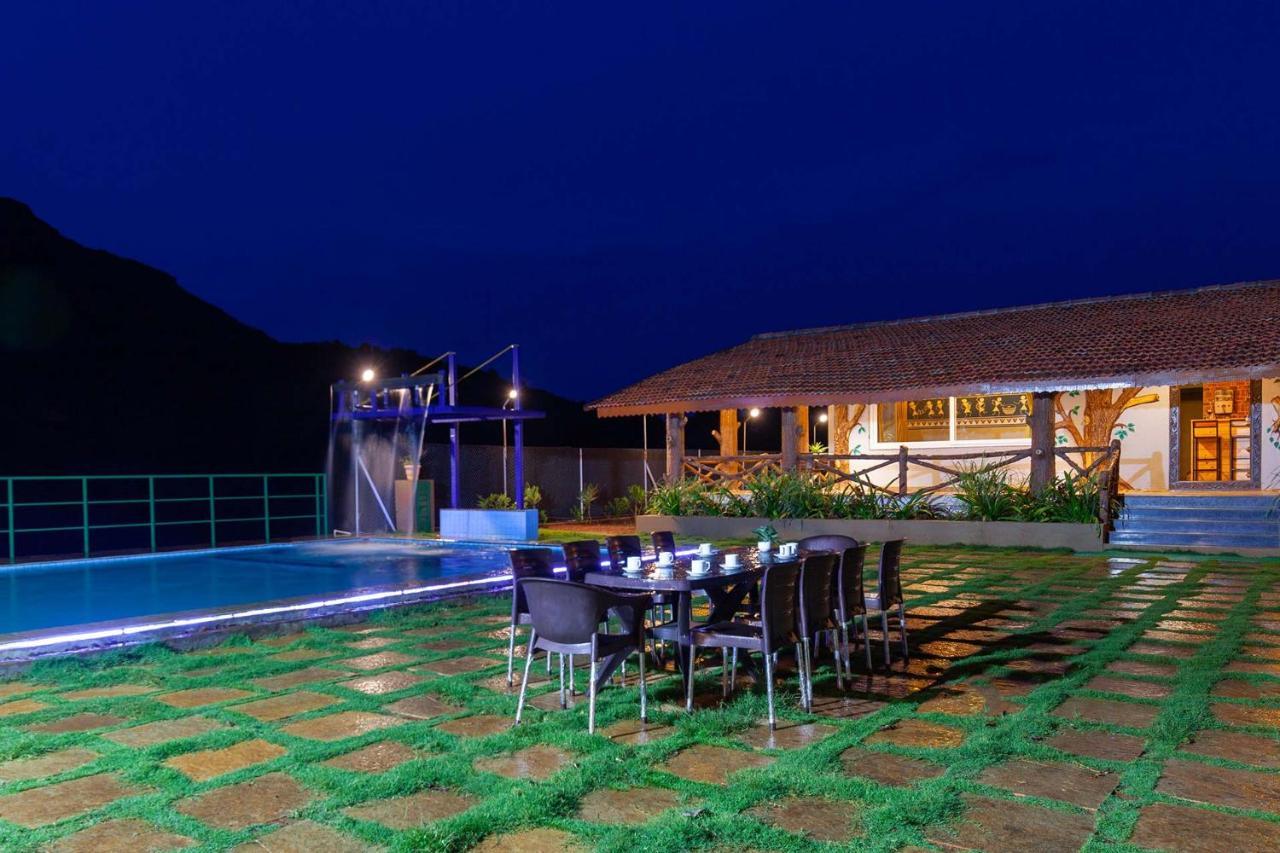 Stayvista'S Ficus Farms - Mountain-View Haven With Rustic Artsy Interiors, Outdoor Pool, Glasshouse, Home Theatre & Karaoke Delight イガットプリ エクステリア 写真