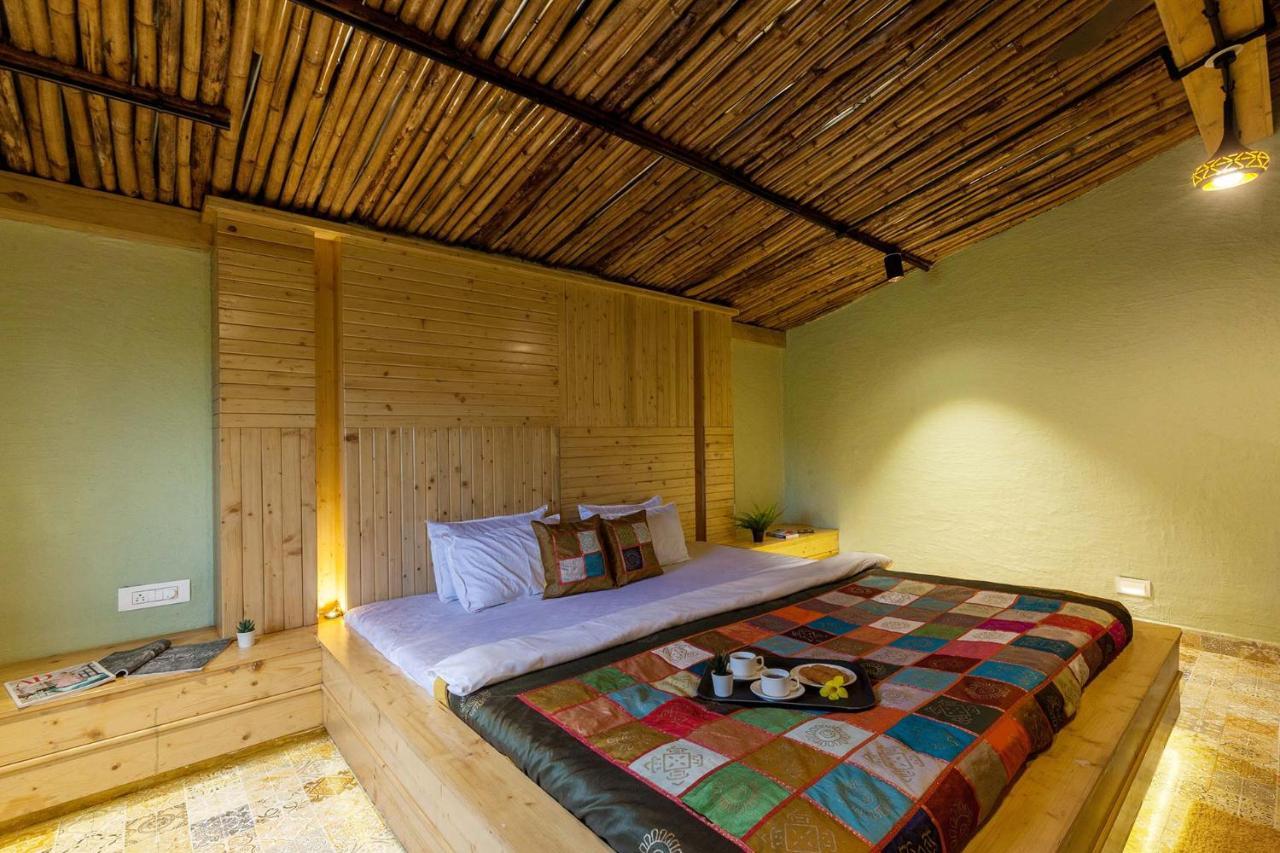 Stayvista'S Ficus Farms - Mountain-View Haven With Rustic Artsy Interiors, Outdoor Pool, Glasshouse, Home Theatre & Karaoke Delight イガットプリ エクステリア 写真